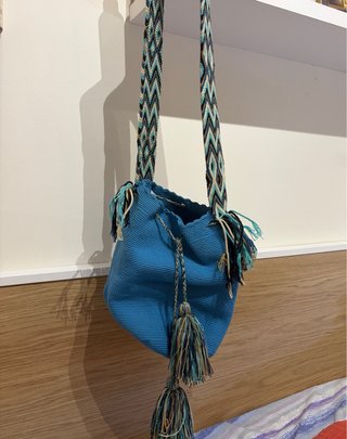Bandolera azul tejida con flecos