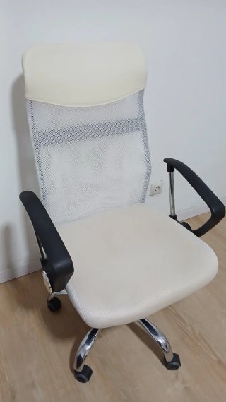 Silla de oficina/estudio beige y negra