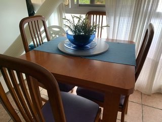 Mesa de comedor y 4 sillas de madera