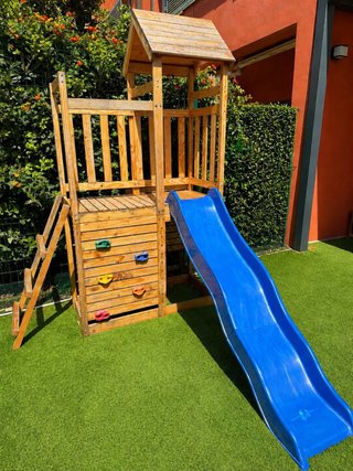Parque infantil madera con tobogán