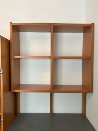 Mesa de estudio con estantería y cajones