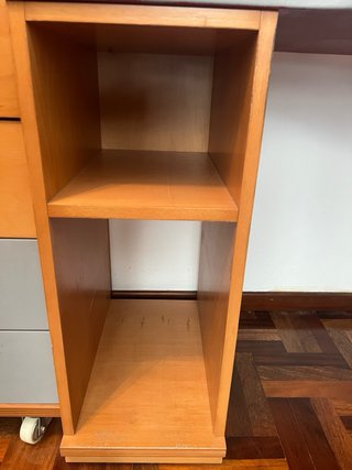 Mesa de estudio con estantería y cajones