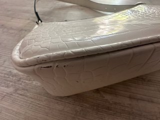 Bolso Stradivarius blanco efecto piel