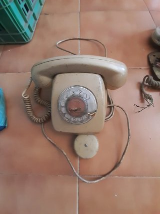 Teléfono antiguo beige de disco