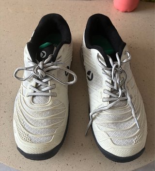 Zapatillas de pádel blancas y negras