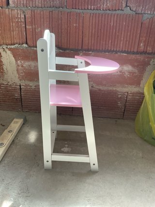 Trona de juguete rosa y blanca