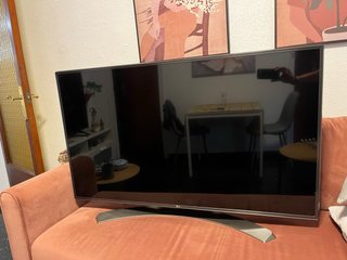 TV LED 49” LG 49LH630V Negra y Plateada