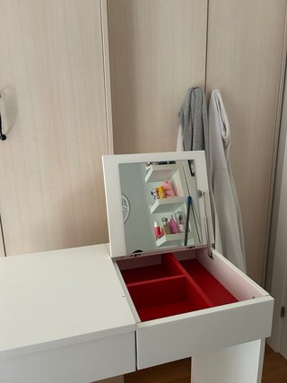 Tocador blanco Ikea con espejo