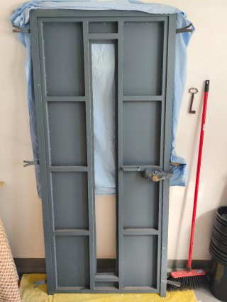 Puerta de hierro a estrenar. Marco y cerradura