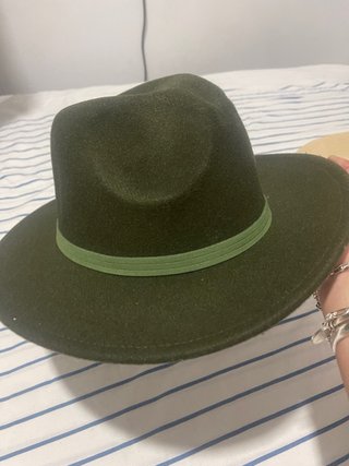 Sombrero verde estilo fedora