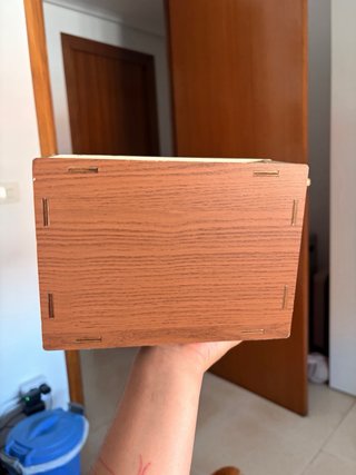 Hucha de madera con tabla de ahorro