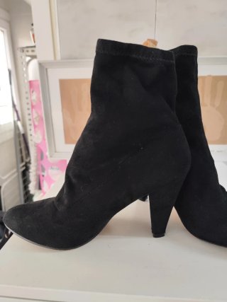 Botines negros ante tacón