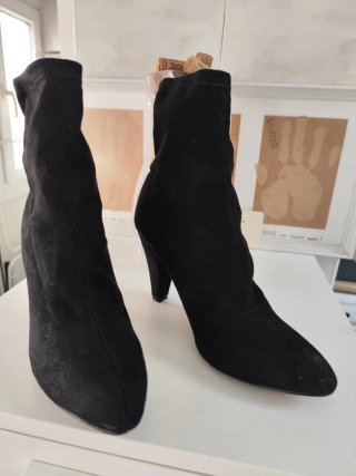 Botines negros ante tacón