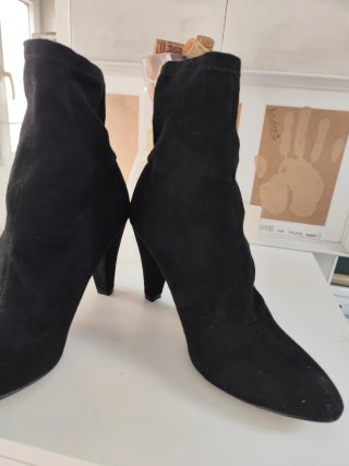 Botines negros ante tacón