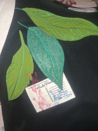Vestido negro con detalle verde y rosa