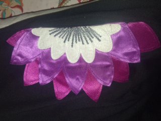 Vestido negro con detalle verde y rosa
