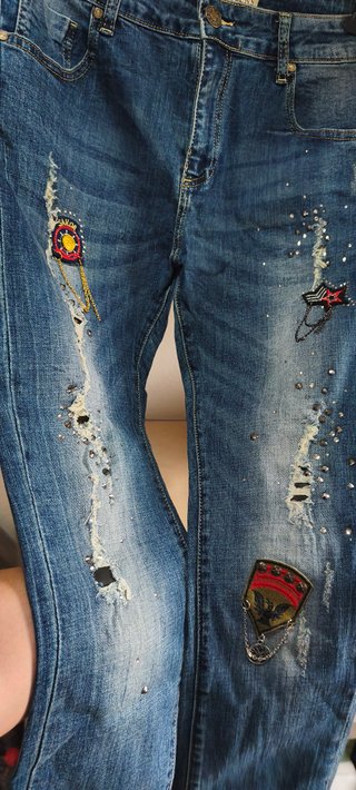 Pantalón vaquero T40 L con parches y pedrería