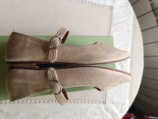 Merceditas beige talla 39 con hebilla