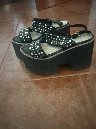 Sandalias plataforma negras tachuelas