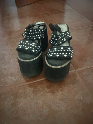 Sandalias plataforma negras tachuelas