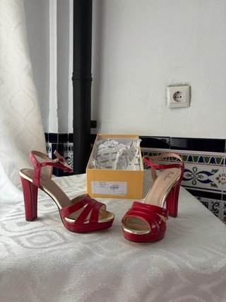 Tacones rojos y dorados talla 38
