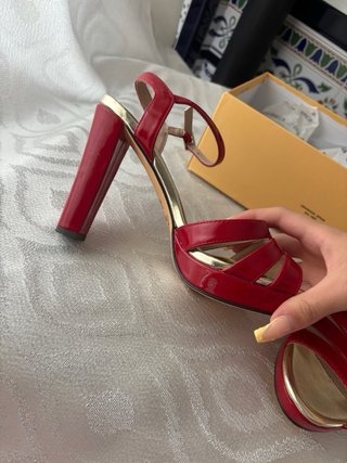 Tacones rojos y dorados talla 38