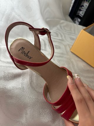 Tacones rojos y dorados talla 38