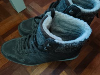 Botas de hombre marrones y grises
