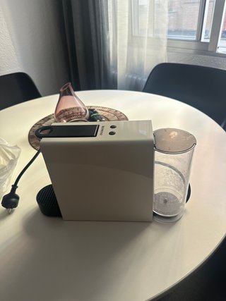 Cafetera Nespresso Krups Essenza Blanca