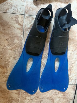 Aletas de buceo azules y negras