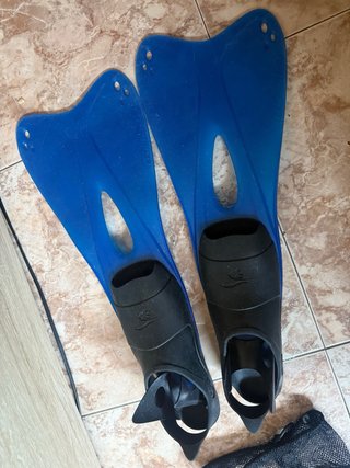 Aletas de buceo azules y negras