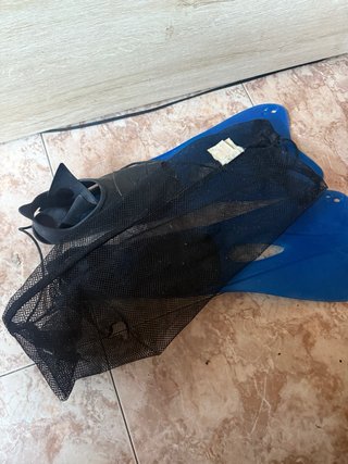 Aletas de buceo azules y negras