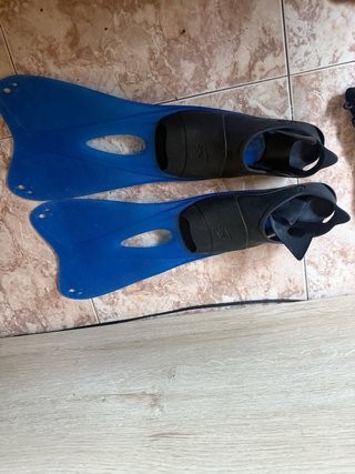 Aletas de buceo azules y negras