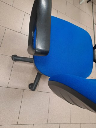 Sedia da ufficio blu e nera