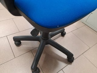 Sedia da ufficio blu e nera