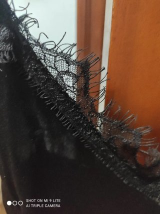 Camiseta lencera negra con encaje