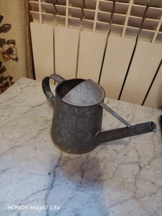 Regadera pequeña de metal