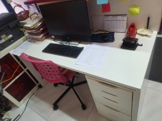 Mueble de recepción blanco y rojo