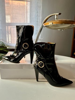 Espectaculares botines de tacón en charol negro