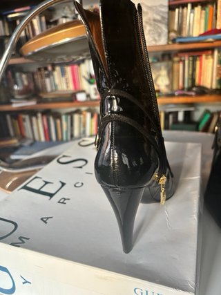 Espectaculares botines de tacón en charol negro