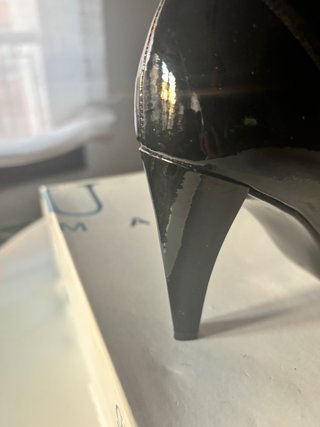 Espectaculares botines de tacón en charol negro