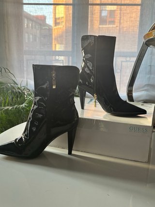 Espectaculares botines de tacón en charol negro
