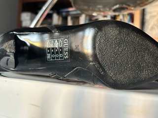 Espectaculares botines de tacón en charol negro