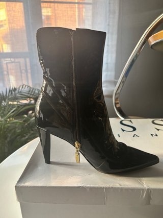 Espectaculares botines de tacón en charol negro