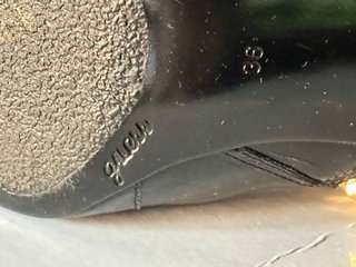 Espectaculares botines de tacón en charol negro