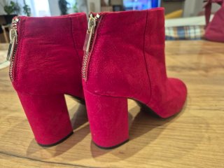 Botines rojos de tacón
