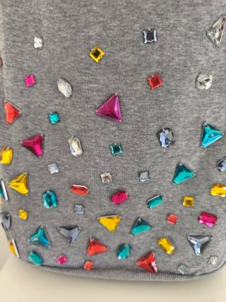 Top grigio con strass colorati