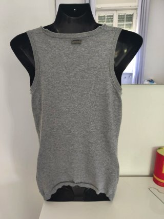 Top grigio con strass colorati