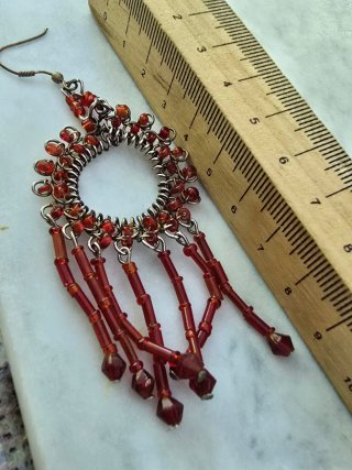 Pendientes largos plateados y rojos de cristal