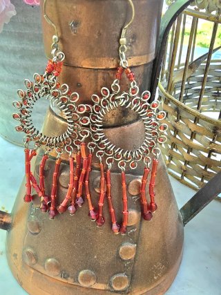Pendientes largos plateados y rojos de cristal